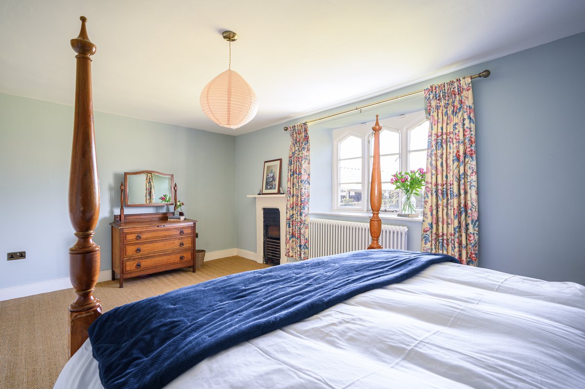 Four-poster bedroom in Georgian manor stay Forest of Dean