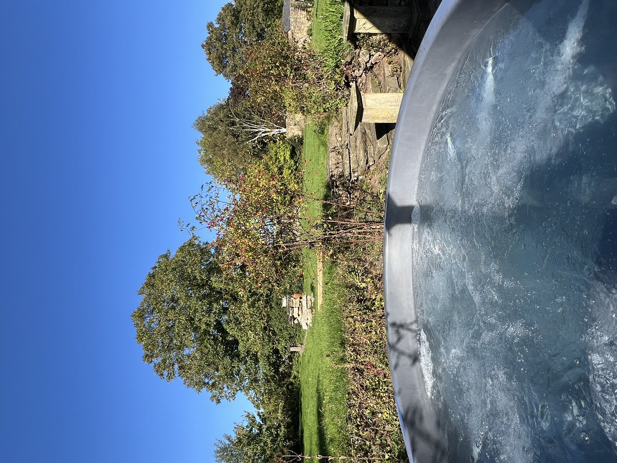 Hot tub seats 10 in luxury Forest of Dean accommodation
