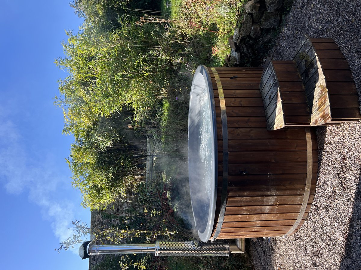 Wood-fired hot tub in Forest of Dean holiday rental garden