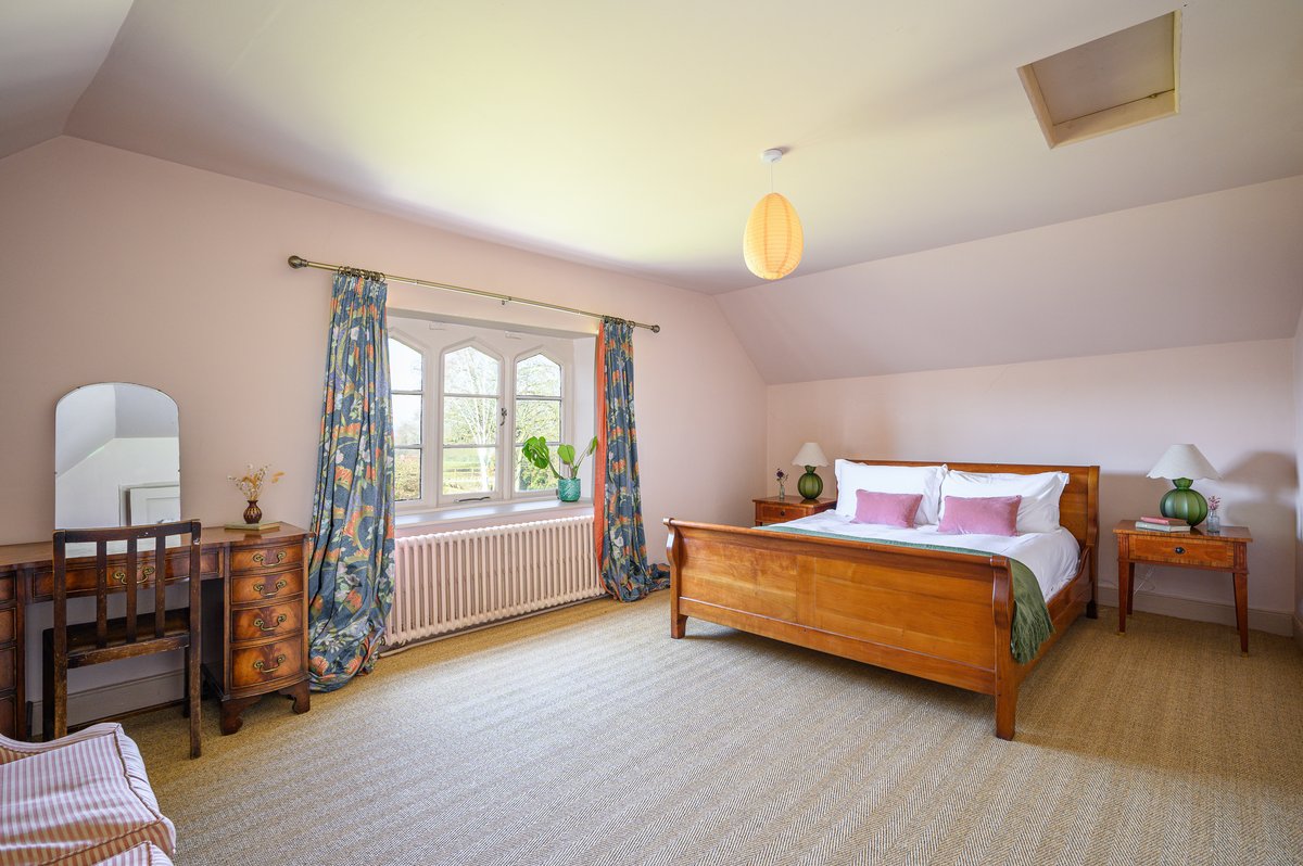 Pink bedroom with vaulted ceiling in 8-bedroom holiday home